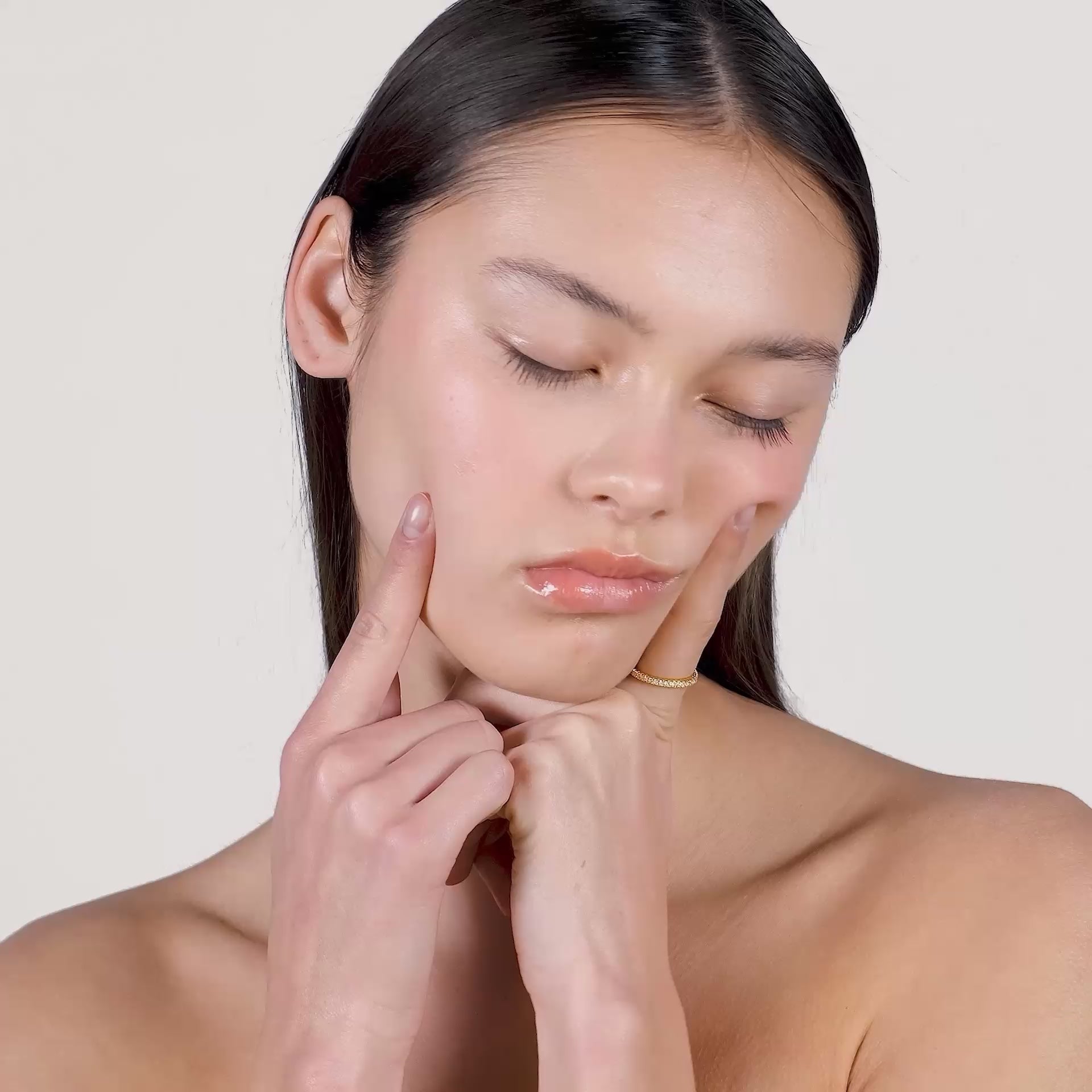 A video of a young woman wearing an eternity diamond ring on her index finger.